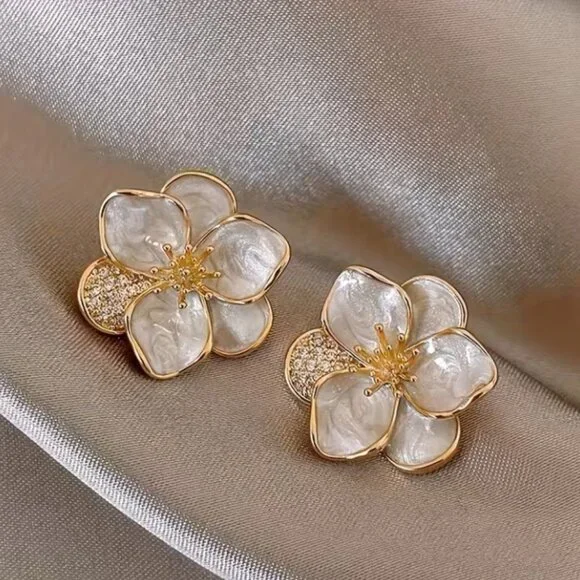 Vintage inspired Enamel Flower Floral Rhinestone Crystal Stud Fashion Earrings - Picture 3 of 5